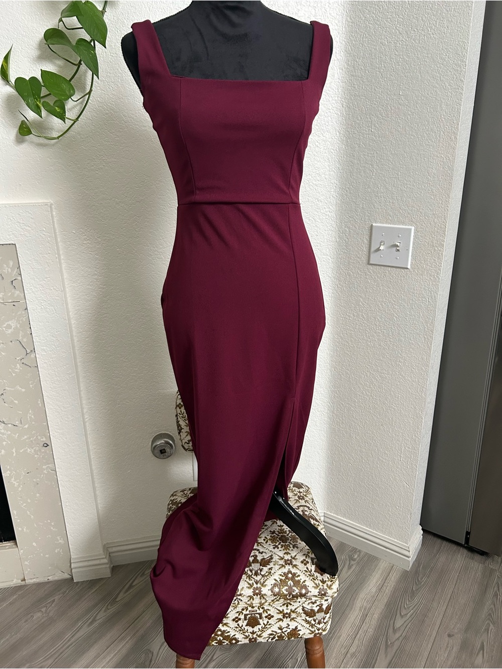 Elegant Sleeveless Burgundy Maxi Dress